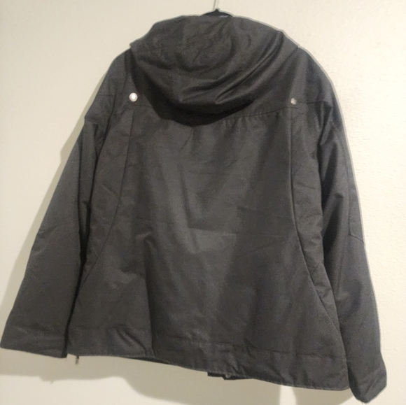 Gently used Oakley snowboard jacket - Picture 6 of 6